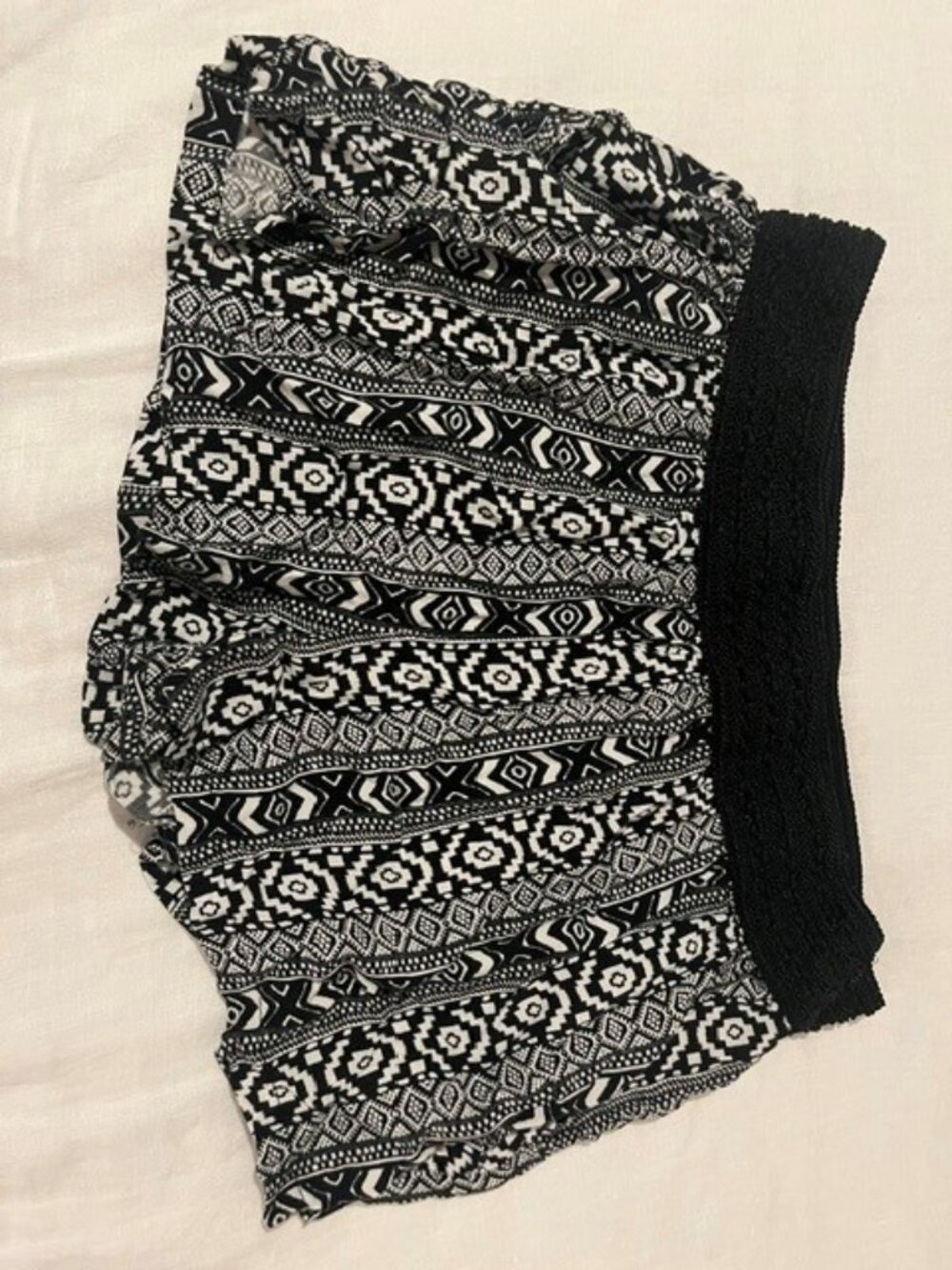 No Boundaries B&W shorts, size XL (15-17)
